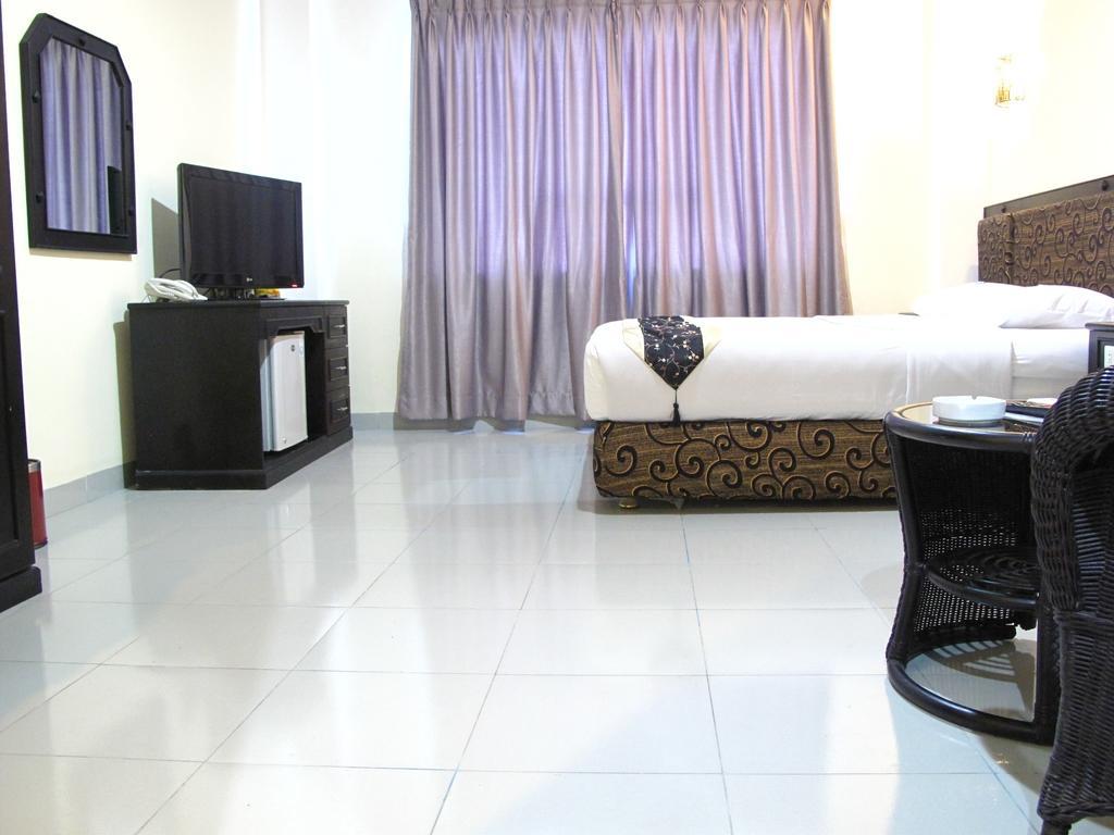 Gaja Hotel Pekanbaru Exterior foto