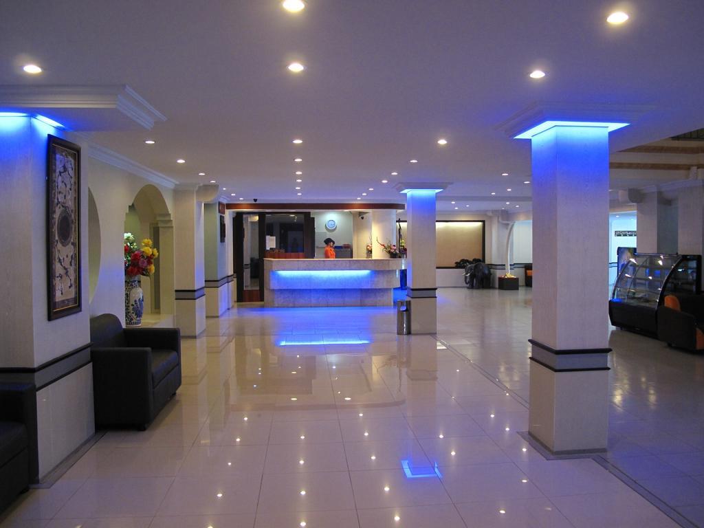 Gaja Hotel Pekanbaru Exterior foto