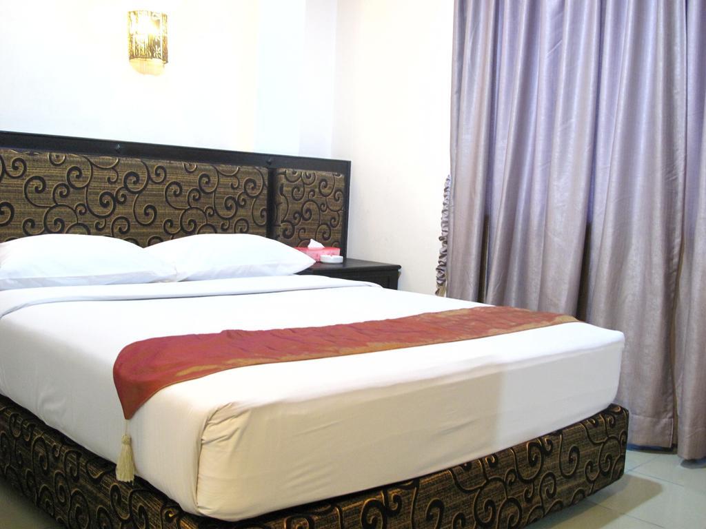 Gaja Hotel Pekanbaru Exterior foto
