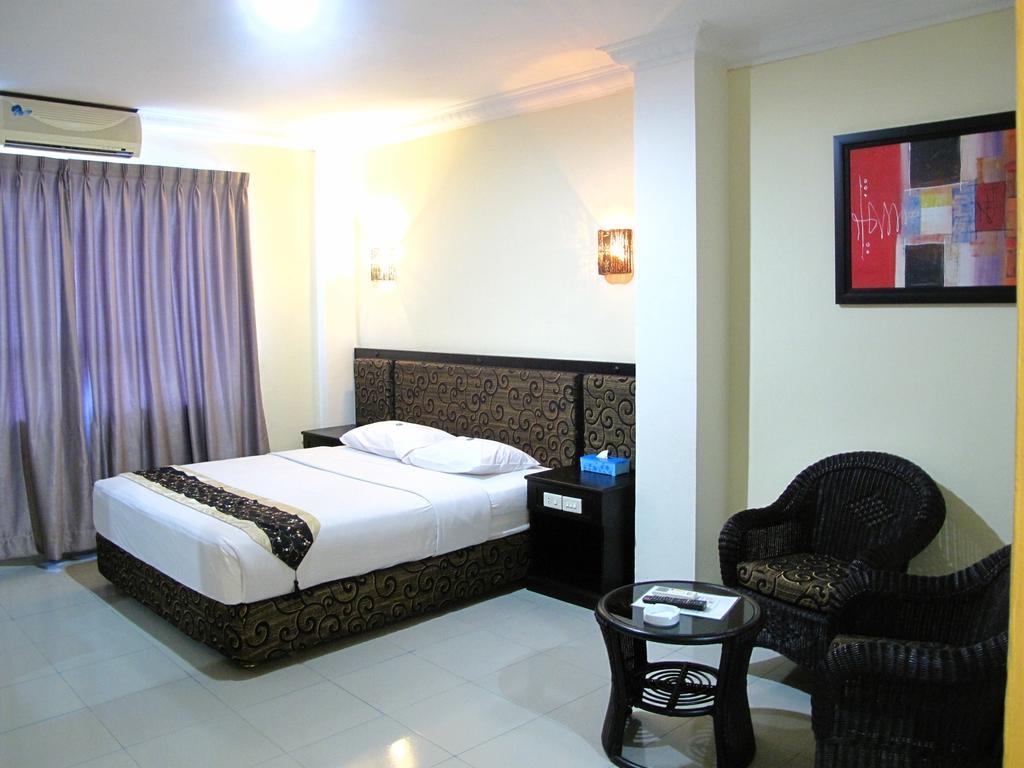Gaja Hotel Pekanbaru Exterior foto