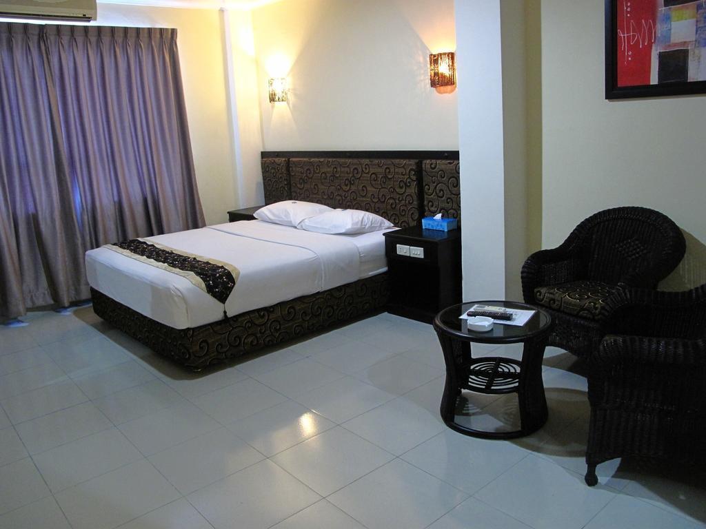 Gaja Hotel Pekanbaru Exterior foto