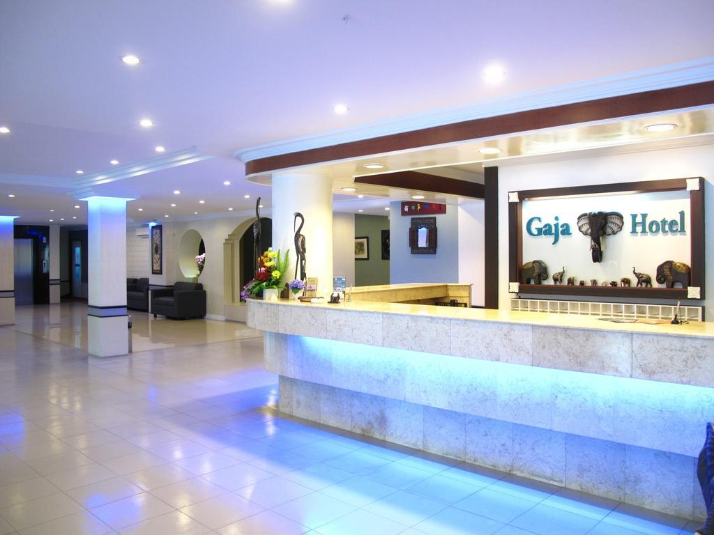 Gaja Hotel Pekanbaru Exterior foto
