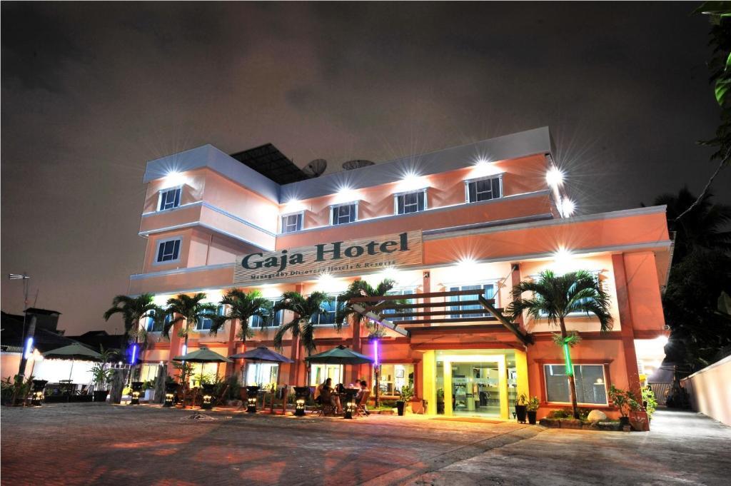 Gaja Hotel Pekanbaru Exterior foto